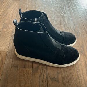 Black wedge sneakers